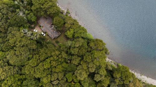 een luchtzicht op een eiland met een waterlichaam bij Casa Orilla Lago Rupanco in Isla Cabras