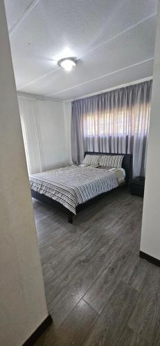 Postel nebo postele na pokoji v ubytování Self Catering Durban South Coast Sea View IMN Lodge