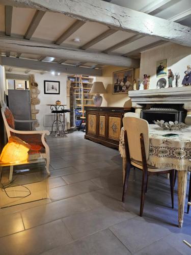 un salon avec une table et un piano dans l'établissement la petite maison, à Céreste