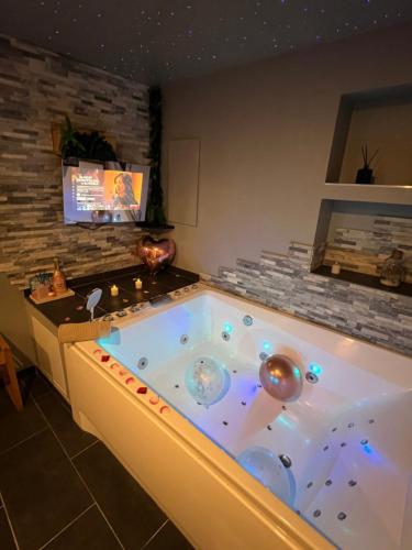 Petite maison cosy et moderne avec bain à remous