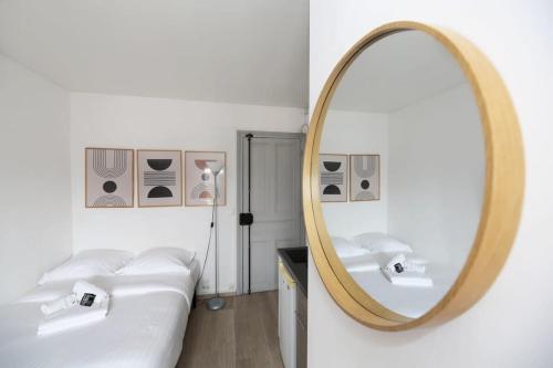 une salle de bain avec deux lavabos et un miroir dans l'établissement Studio moderne hopital Cochin - Paris 13 - 2P, à Paris
