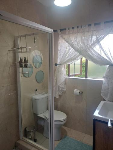 Bilik mandi di Klipkoppie Cottage