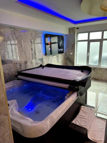 - une grande piscine d'eau bleue dans la chambre dans l'établissement Golden house 2 - Jacuzzi, à Rouen