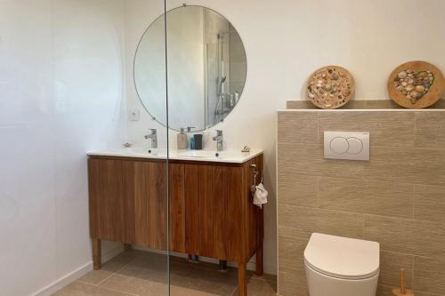 une salle de bain avec un lavabo et un miroir dans l'établissement Villa Mona 