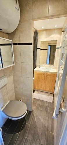 une petite salle de bain avec toilettes et lavabo dans l'établissement Charming 2 rooms, air conditioning, terrace, WiFi, à Vallauris