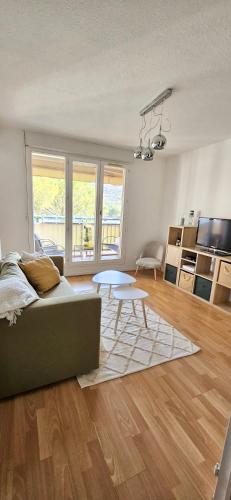 un salon avec un canapé et une table dans l'établissement Charming 2 rooms, air conditioning, terrace, WiFi, à Vallauris