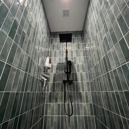 a shower in a tiled bathroom with a shower at Apartamenty 1M11 Centrum - opcjonalne miejsce parkingowe, dostęp na kod, NETFLIX in Łódź