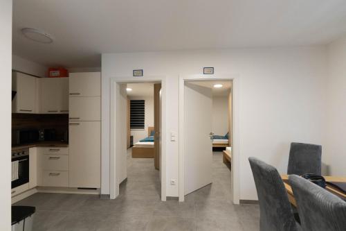 a kitchen and living room with a table and chairs at Ranshofen Zimmervermietung Projektentwicklungs GmbH in Ranshofen