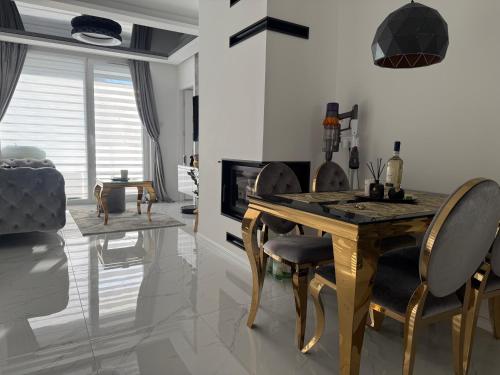 Apartament z basenem i kominkiem ,,baltic sun”