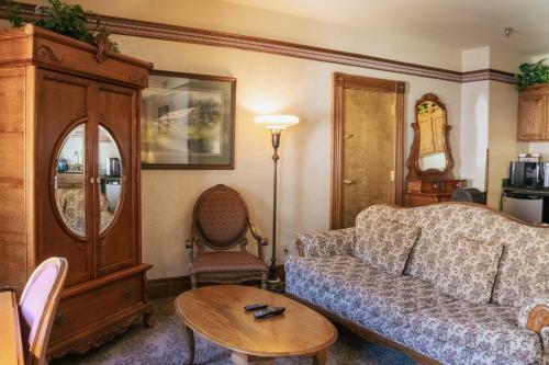 Χώρος καθιστικού στο Historic Bullock Hotel