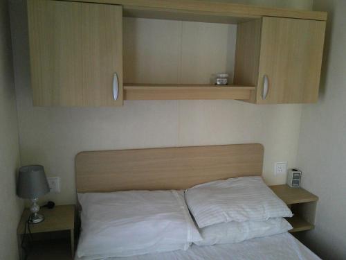 Ένα ή περισσότερα κρεβάτια σε δωμάτιο στο Seaview Burgundy 8 Berth Central heated