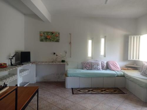 a white room with a bed and a couch at Casa China & Silva, Otima Casa para praia ou descanso, proximo as Dunas da Sabiaguaba e shoppings em Eusebio e Fortaleza Ce in Eusébio