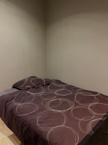 a bedroom with a bed with a brown blanket at FactoryLoftCosy Gare à 5mins in Bellegarde-sur-Valserine