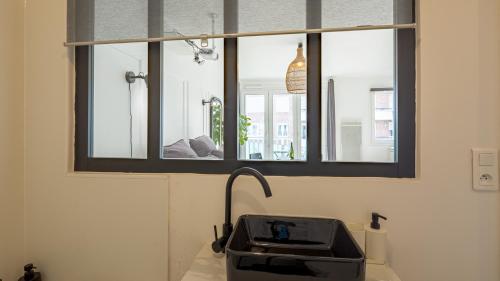 un baño con lavabo y espejo en Le Reflet Secret - Hypercentre - Balnéo, en Troyes