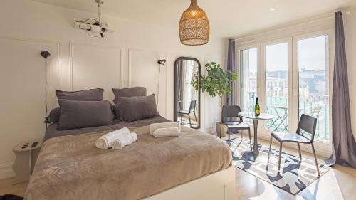 Un dormitorio con una cama grande con toallas. en Le Reflet Secret - Hypercentre - Balnéo, en Troyes