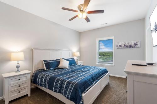 Ένα ή περισσότερα κρεβάτια σε δωμάτιο στο Pvt Hot Tub, Stonebridge Golf Course On Site, Ozark Views, Near Silver Dollar City w Free Tickets!