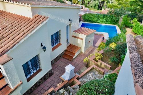 an aerial view of a house with a swimming pool at Casa Mas Tomasi Pals in Pals