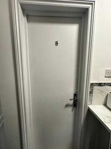 Gambar di galeri bagi Room 5 NG3 2AZ di Nottingham