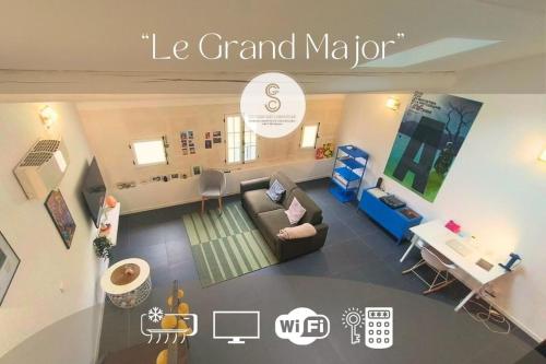 un salon avec un canapé et une table dans l'établissement Le Grand Major Arles Centre-ville, à Arles