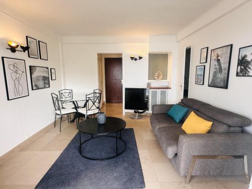 un salon avec un canapé et une table dans l'établissement One bedroom apartment with a sea view right by the Croisette beaches and the center of Cannes. - 2287, à Cannes