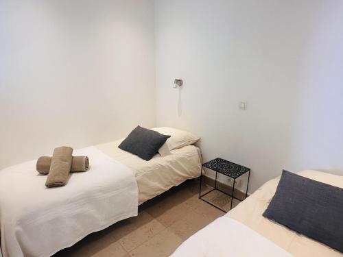 deux lits dans une chambre aux murs blancs dans l'établissement One bedroom apartment with a sea view right by the Croisette beaches and the center of Cannes. - 2287, à Cannes