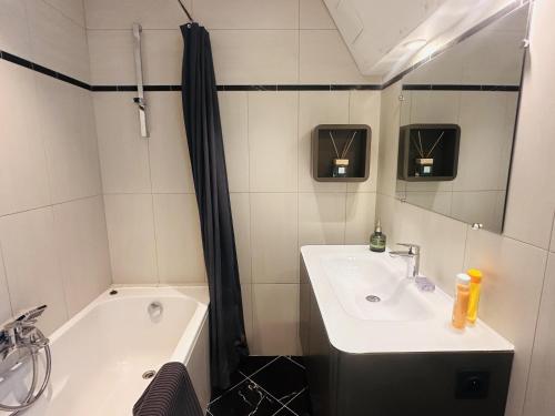 One bedroom apartment with a sea view right by the Croisette beaches and the center of Cannes. - 2287