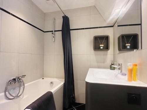 une salle de bain avec un lavabo et une baignoire dans l'établissement One bedroom apartment with a sea view right by the Croisette beaches and the center of Cannes. - 2287, à Cannes
