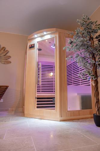 Cette chambre dispose d'une fenêtre avec un volet. dans l'établissement Evaziona, à Blairville