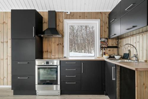 Dapur atau dapur kecil di Modernized standalone cabin Sørreisa - Bardufoss