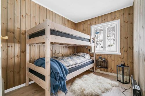 Postel nebo postele na pokoji v ubytování Modernized standalone cabin Sørreisa - Bardufoss