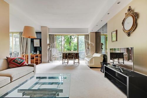 Luxurious & Calm Balcony Facing Bois de Boulogne