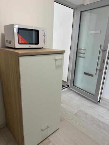 a microwave sitting on top of a counter in a room at KOMFORT FerienWohnung NeuBau Merzig in Merzig