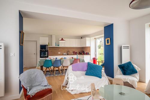 Il comprend une cuisine et un salon avec des murs bleus et blancs. dans l'établissement Cozy garden house near Le Mans with BBQ, à Parigné-lʼÉvêque