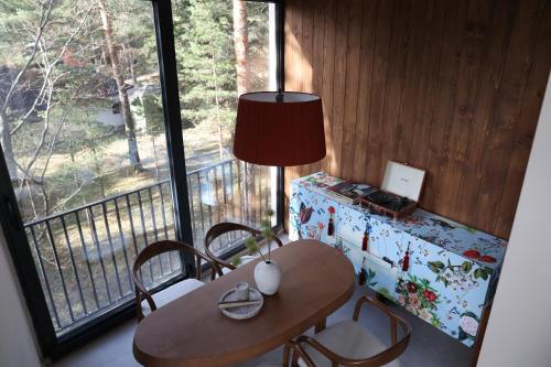 Un balcón o terraza en Gigi Mountain Home