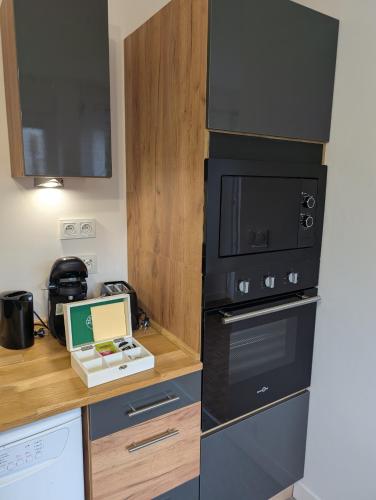 a kitchen with a microwave and a stove at L'appart le 19 , F3 proche centre vue cathédrale, 2 chambres in Clermont-Ferrand
