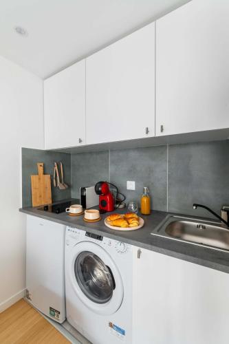 une cuisine avec une machine à laver et un évier dans l'établissement Studio love agreable Marais paris 3 - 2P, à Paris