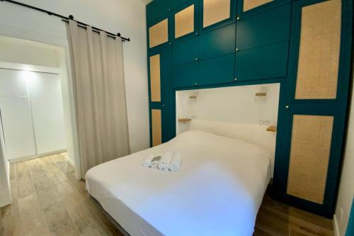 une chambre avec un lit avec deux pantoufles dessus dans l'établissement GROOMI Urban Escape - Modern and spacious!, à Montpellier