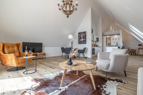 ein Wohnzimmer mit Sofa und Tisch in der Unterkunft Deluxe Studio-Apartment "Wiking-Koje 11" direkt an der Schlei in Schleswig