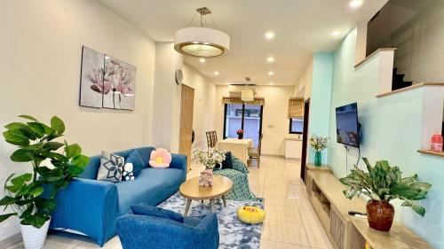 TV a/nebo společenská místnost v ubytování Lotus Villa Hạ Long 317