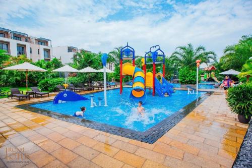 Bazén v ubytování Lotus Villa Hạ Long 317 nebo v jeho okolí