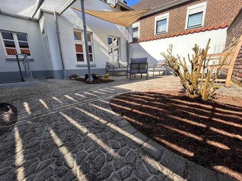 a shadow of a house on a driveway at Ferienhaus Niederrhein Kalkar - Traumhaus in klein am Niederrhein in Kalkar
