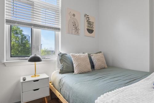 En eller flere senge i et værelse på Beautiful Blue Spacious Free Parking View Gym