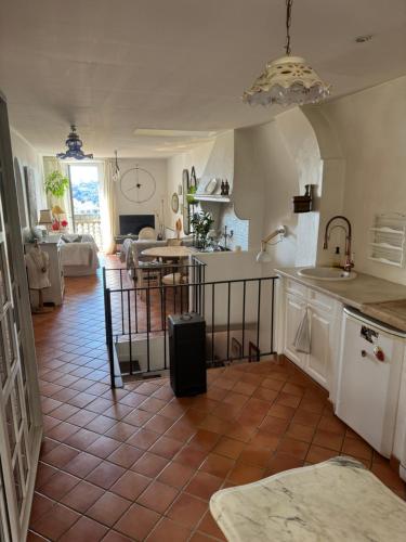 Il dispose d'une cuisine et d'un salon avec du carrelage. dans l'établissement Charmante maison de village haut de cagnes, à Cagnes-sur-Mer