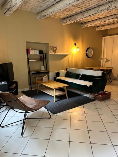 un salon avec un lit et une table dans l'établissement Grand Loft et Terrasse Privée - Coeur Historique d'Aix !, à Aix-en-Provence