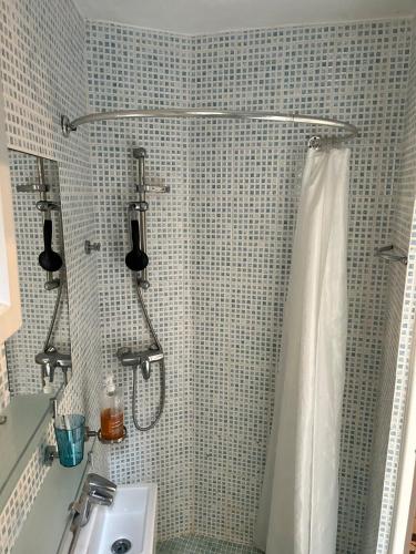 une salle de bain avec douche et lavabo dans l'établissement Grand Loft et Terrasse Privée - Coeur Historique d'Aix !, à Aix-en-Provence