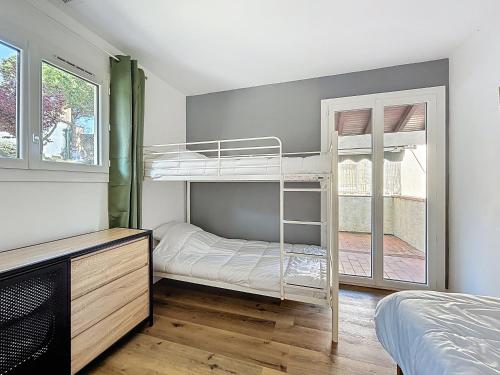 - une chambre avec 2 lits superposés et une télévision dans l'établissement 3160-Maison avec piscine avec 8 couchages, à Banyuls-dels-Aspres