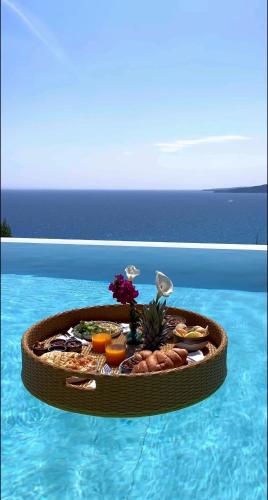 een dienblad met eten midden in een zwembad bij White Springs Retreat in Orthoniaí