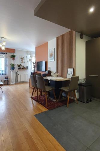 un salon avec une table et des chaises de salle à manger dans l'établissement Excellent Appart totalement rénové, à Paris