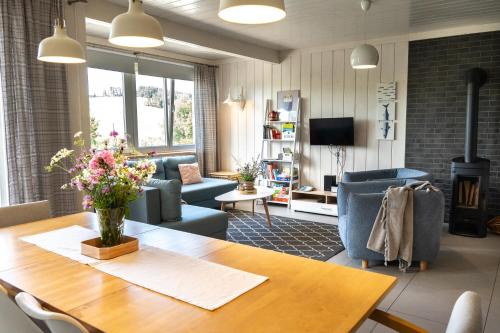 Una sala de estar con un sofá y una mesa con flores. en Tabaszówka, en Krynica-Zdrój