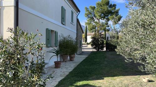 Taman di luar Charming 3-bedroom villa in Abruzzo with WiFi and AC